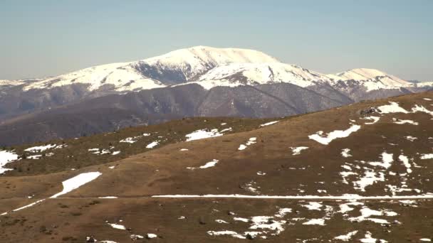 山里融化的雪景 春天时间在 Beklemeto Stara Planina 保加利亚 — 图库视频影像