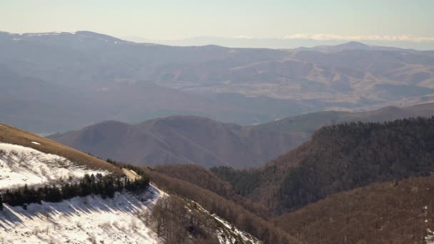 Beklemeto バルカン山脈 ブルガリアで狭い道を運転します 春の時間 危険な運転の状態で雪が溶けて — ストック動画