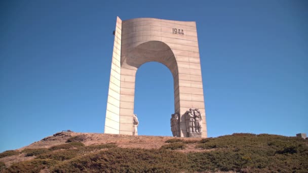 Beklemeto Bulgária Março 2019 Monumento Arco Liberdade Dia Ensolarado Situado — Vídeo de Stock