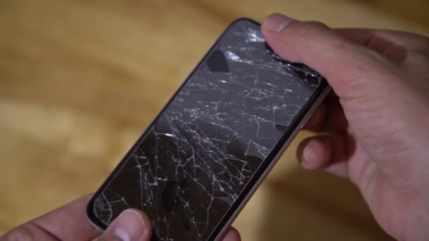 Conceito Telefone Inteligente Com Tela Quebrada Vista Superior Mãos Homem — Vídeo de Stock