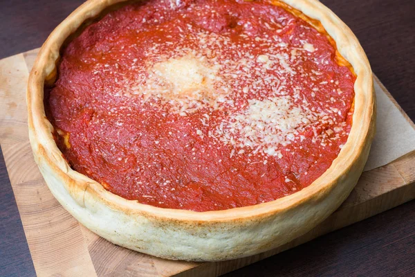 Chicago pizza üst görünümü. Chicago tarzı derin çanak İtalyan peynir Pizza domates sosu ile