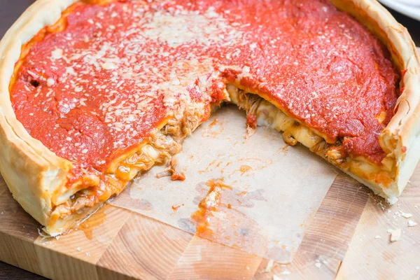 Felülnézet Chicago pizza. Chicago stílusú mélytányér olasz sajt Pizza paradicsomos mártással és a marhahús belsejében találkoznak — Stock Fotó