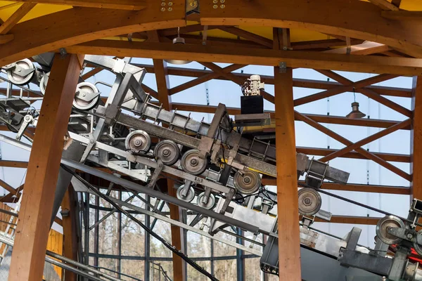 回転車輪が付いている金属のケーブルカーのメカニズム。山にエレベーターを持ち上げる — ストック写真
