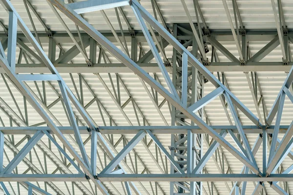 Telhado de metal do armazém, estrutura de telhado de aço grande, vista inferior com telhado comercial do edifício da fábrica — Fotografia de Stock