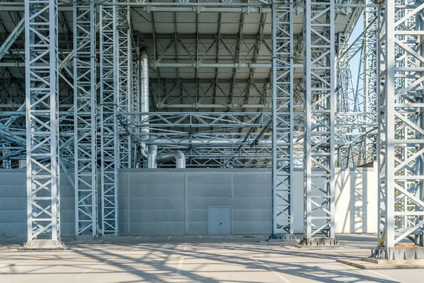 Techo de metal de almacén, estructura de techo de acero grande, vista inferior con techo de edificio de fábrica comercial — Foto de Stock