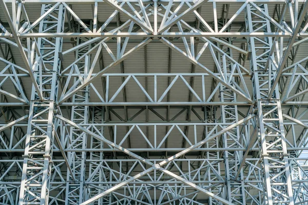 倉庫の金属の屋根、大きい鋼鉄屋根の構造、商業工場の建物の屋根が付いている下の眺め — ストック写真