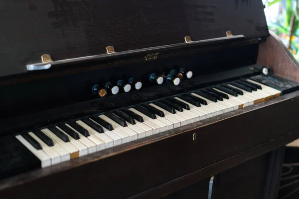 Alte und verstaubte Klaviertastatur. Schwarz-weiße Tastatur auf historischem Musikinstrument — Stockfoto