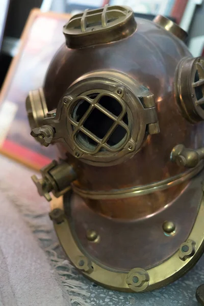Old antique metal scuba helmet on the ground. Historic copper aq — Stock Photo, Image