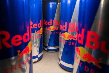 Prag, Çek Cumhuriyeti - 16 Nisan 2019: alüminyum Red Bull enerji içeceği geniş açılı görünümü koyu arka plan üzerinde olabilir. Redbull içki gençlik kültürü ve spor sektöründe popüler