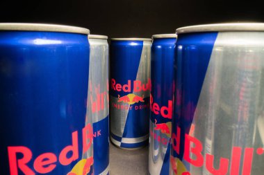 Prag, Çek Cumhuriyeti - 16 Nisan 2019: alüminyum Red Bull enerji içeceği geniş açılı görünümü koyu arka plan üzerinde olabilir. Redbull içki gençlik kültürü ve spor sektöründe popüler