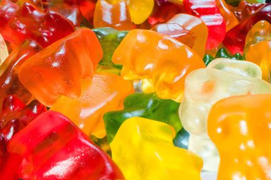 Lezzetli, renkli Gummy Bears şeker yığını. Sakızlı ayı jöle tatlılar Marco atış
