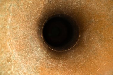 Metal borunun içinde, metalik doku tüpü. Perspektif görünümü