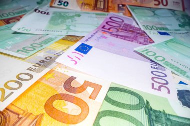 Arka planda üst üste yığılmış avro banknotlarının geniş açı görünümü. Euro para banknotları, yığınla para, nakit, yığınla fatura. Yatırım para, tasarruf