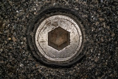 Hex baş cıvata vida ipliği makro çekim. Rustik altıgen vida başının yakından görünümü