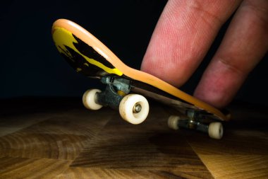 Klavye. Çocuklar ve gençler için el parmakları ile oynamak için küçük bir kaykay. Gençlik kültürü, ekstrem spor