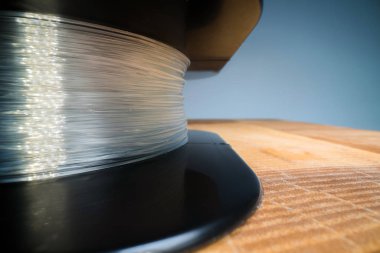Olta makara doku Makro atış. Siyah bir makara üzerine sarılmış monofilament hattı. Balıkçılık dişli