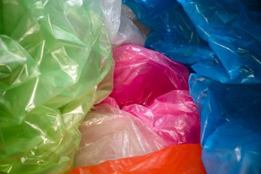 Tek kullanımlık plastik torbaarka plan. Hafif şeffaf, yeniden kullanılabilir plastik atık. Çöp torbaları, plastik geri dönüşüm, çevre sorunları