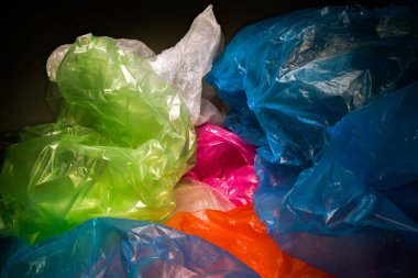 Tek kullanımlık plastik torbaarka plan. Hafif şeffaf, yeniden kullanılabilir plastik atık. Çöp torbaları, plastik geri dönüşüm, çevre sorunları