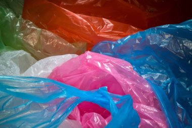 Tek kullanımlık plastik torbaarka plan. Hafif şeffaf, yeniden kullanılabilir plastik atık. Çöp torbaları, plastik geri dönüşüm, çevre sorunları