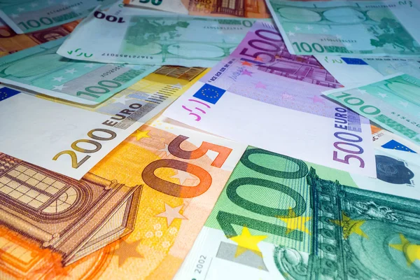 Vista angular amplia del fondo de los billetes en euros apilados uno encima del otro. Billetes de dinero en euros, montón de dinero, efectivo, montón de billetes. Invertir dinero, ahorrar — Foto de Stock