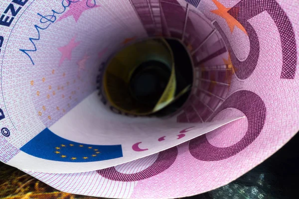 Dentro del túnel del dinero. Vista de perspectiva abstracta de los billetes en euros enrollados en un tubo. Ahorro e inversión de dinero — Foto de Stock