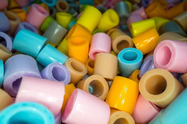 Pezzi di tubo di plastica corti impilati uno sopra l'altro. Concetto di rifiuti di plastica e riciclaggio — Foto Stock