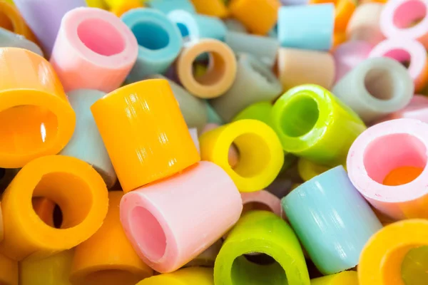 Pezzi di tubo di plastica corti impilati uno sopra l'altro. Concetto di rifiuti di plastica e riciclaggio — Foto Stock