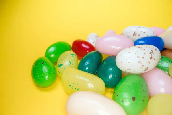 Mucchio di deliziose caramelle colorate da masticare sfondo. Dolci colorati su sfondo giallo — Foto Stock