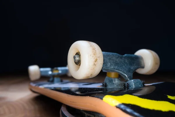 Hmatník. Malý skateboard pro děti a teenagery, aby si hráli s prsty. Kultura mládeže, extrémní sport — Stock fotografie