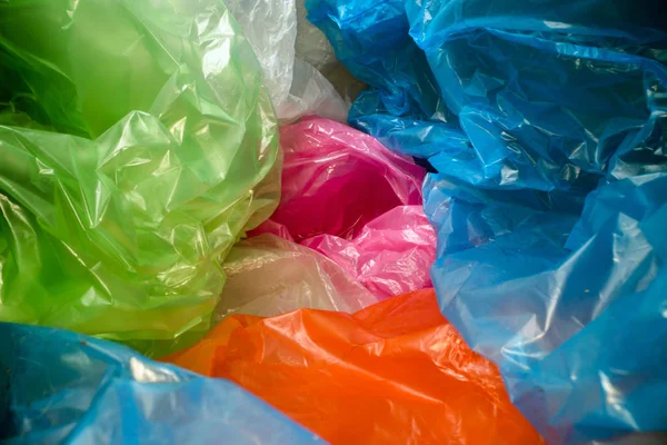 Tek kullanımlık plastik torbaarka plan. Hafif şeffaf, yeniden kullanılabilir plastik atık. Çöp torbaları, plastik geri dönüşüm, çevre sorunları