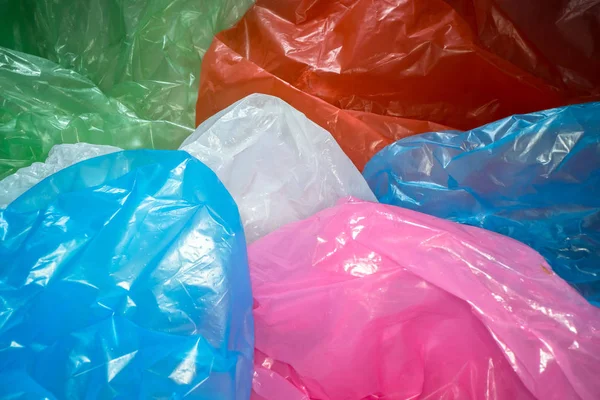 Latar belakang kantong plastik sekali pakai. Ringan transparan, dapat digunakan kembali limbah plastik. Sampah tas, plastik daur ulang, masalah lingkungan — Stok Foto