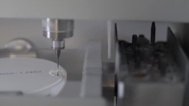 Profesyonel CNC diş değirmeni makinesi. Diş laboratuarında yapay diş şekilleri oyuyor. Klinikteki diş teknisyenleri tarafından yapılan yapay dişlerden biri.