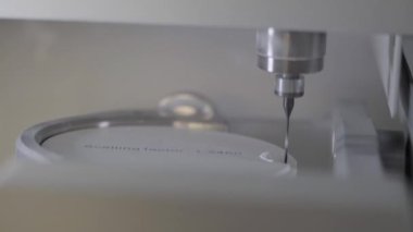 Profesyonel CNC diş değirmeni makinesi. Diş laboratuarında yapay diş şekilleri oyuyor. Klinikteki diş teknisyenleri tarafından yapılan yapay dişlerden biri.