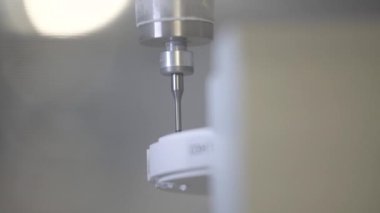 Profesyonel CNC diş değirmeni makinesi. Diş laboratuarında yapay diş şekilleri oyuyor. Klinikteki diş teknisyenleri tarafından yapılan yapay dişlerden biri.