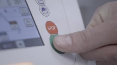 Doktorlar tanı testi yapmak için hastanedemakinede start butonuna basarak el basarak