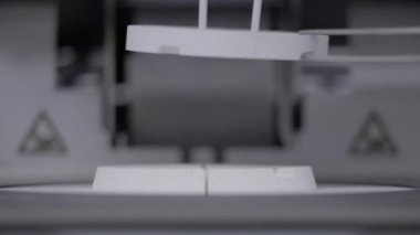 Diş kliniğinde son derece yüksek sıcaklıkta fırında yapay dişler. Diş teknisyeni özel fırın makinesinde seramik dişler pişirir. Teknisyen tarafından diş laboratuvarında diş rekonstrüksiyonu süreci