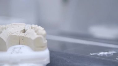 Diş kliniğinde yapay çeneyakın. Diş implantı yapmaya hazırlanan diş hekimi