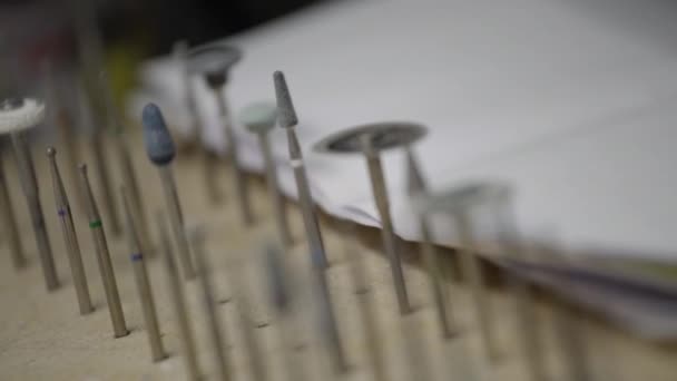 Schwenk Aufnahme Von Zahntechniker Werkzeugen Labor Professionelle Arbeitsgeräte Der Zahnklinik — Stockvideo
