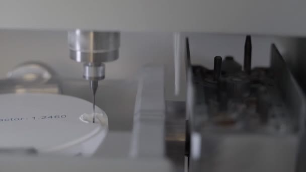 Máquina Moagem Dentária Cnc Profissional Esculpindo Forma Dentes Artificiais Laboratório — Vídeo de Stock