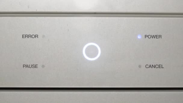 专业医疗机器上闪烁的圆形电源按钮的特写 — 图库视频影像