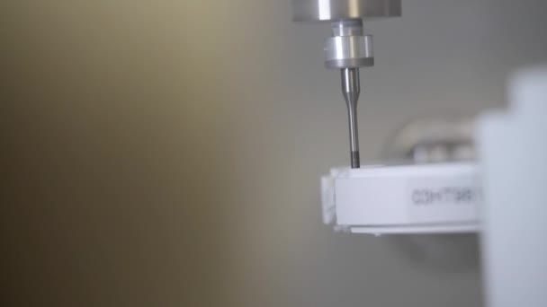 Fresadora Dental Cnc Profesional Tallando Forma Los Dientes Artificiales Laboratorio — Vídeo de stock