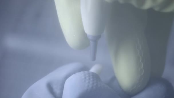 Οδοντιατρικός Τεχνικός Στίλβωση Τεχνητών Κεραμικών Δοντιών Χρησιμοποιώντας Αμμοβόμβα Στο Οδοντιατρικό — Αρχείο Βίντεο