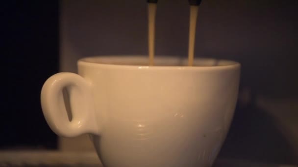 Närbild Trasiga Kaffebryggare Poring För Mycket Kaffe Koppen Morgon Dricker — Stockvideo