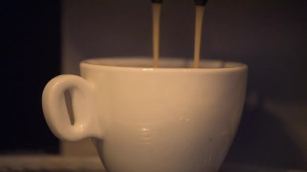 Primer Plano Máquina Café Roto Poring Demasiado Café Taza Bebida — Vídeo de stock