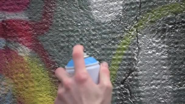 콘크리트 스프레이 페인트를 사용하여 예술을 만드는 거리에서 예술가 — 비디오