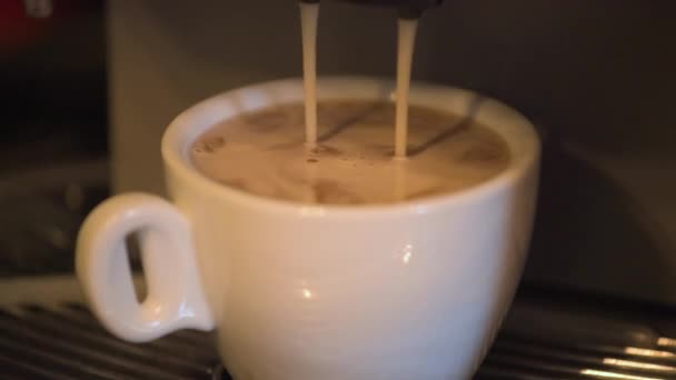 壊れたコーヒーマシンのクローズアップは カップにあまりにも多くのコーヒーをポーリング 朝の飲み物はマグカップの上にこぼれ 混乱させる — ストック動画