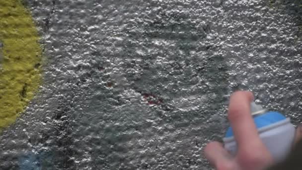 コンクリートの壁にスプレー塗料を使用してアートを作る通りの落書きアーティスト ストリートアート 都市文化 — ストック動画