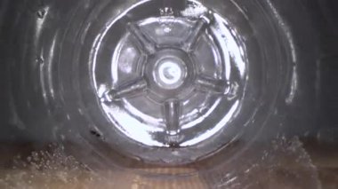 Plastik şişenin içinde. Ahşap arka plan üzerinde boş su şişesi yakınlaştırma kamera Dolly makro çekim