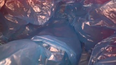 Dolly tek kullanımlık plastik torba arka plan ile vurdu. Şeffaf, yeniden kullanılabilir plastik atıklar. Plastik geri dönüşüm, çevre sorunları