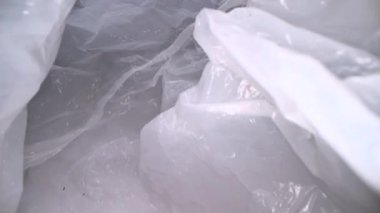 Dolly tek kullanımlık plastik torba arka plan ile vurdu. Şeffaf, yeniden kullanılabilir plastik atıklar. Plastik geri dönüşüm, çevre sorunları